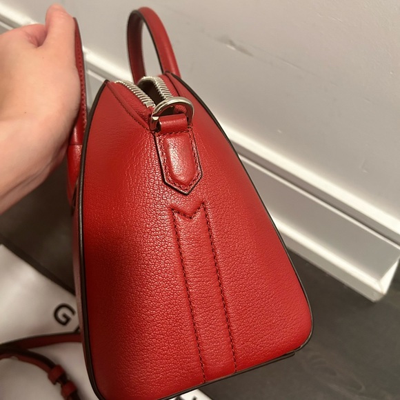 Givenchy Buffed calfskin top handle bag in red.
·Authentic 
·H7.5 x W8.5 x D5 in - Picture 4 of 5